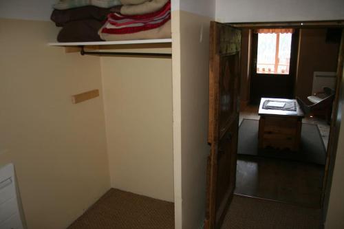Habitación con armario, puerta y escritorio. en Chalet avec vue sur le fort de Château Queyras, en Château-Ville-Vieille