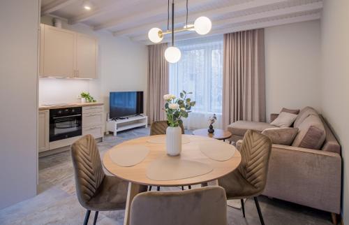 una sala de estar con una mesa y un sofá en Lai Residence Apartment 1, en Tartu