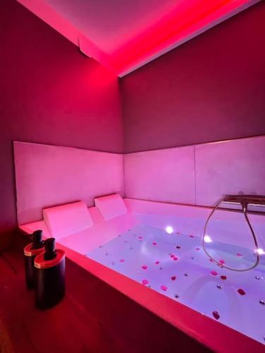 Cette chambre dispose d'une baignoire avec une lumière rouge. dans l'établissement Le désir secret, à Montauban