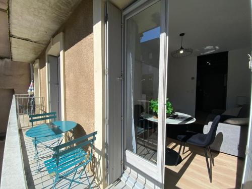 d'un balcon avec deux chaises et une table ainsi que d'une salle à manger. dans l'établissement Central & Cosy, à Luchon