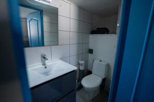 une salle de bains avec lavabo, toilettes et miroir dans l'établissement LA PERLE APPART - PLEIN CENTRE VILLE Orléans, à Orléans