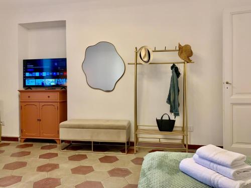 Una sala de estar con una silla y un televisor. en A due passi dal Colosseo, en Roma