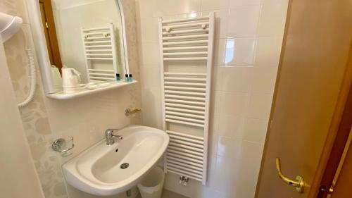 Koupelna v ubytování Casteluce Hotel Funivie