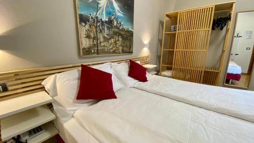 Postel nebo postele na pokoji v ubytování Casteluce Hotel Funivie