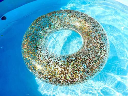 un ballon de plage dans l'eau d'une piscine dans l'établissement maison de charme récente avec piscine hors sol, à Jouars-Pontchartrain