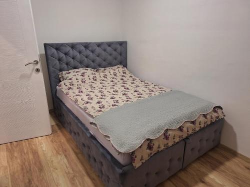 Ένα ή περισσότερα κρεβάτια σε δωμάτιο στο DMD Apartman