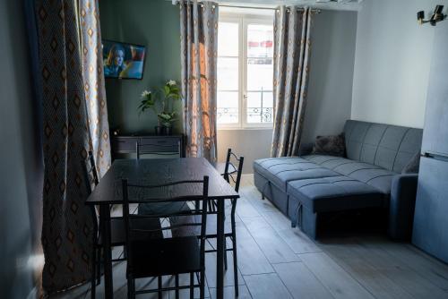 un salon avec un canapé et une table dans l'établissement L'ORLÉANAIS 1 - Appartement Spacieux Centre Ville, à Orléans