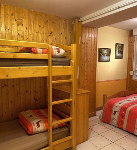 - une chambre avec 2 lits superposés dans l'établissement Les Angéliques, à Gérardmer