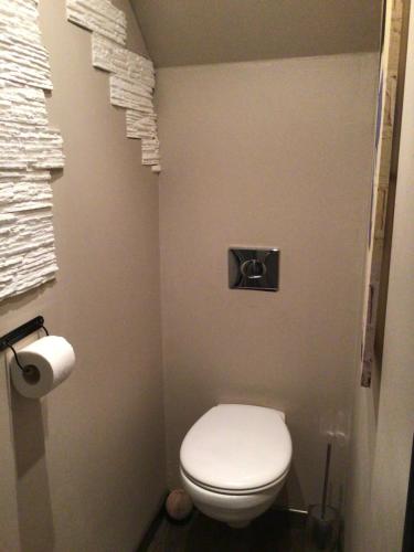 a small bathroom with a toilet and towels at La Parenthèse in Montluçon