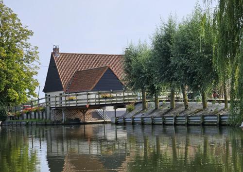 a house on a bridge over a river at Au chemin du paradis Gîte de 10 personnes 4 Etoiles in Saint-Martin-lez-Tatinghem