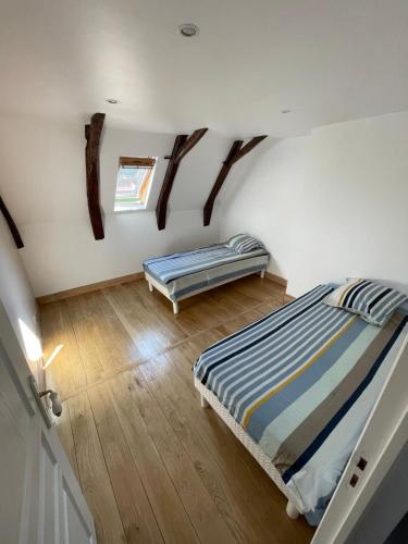 une chambre avec un lit et un banc dans l'établissement Maison de campagne, à Hautefage