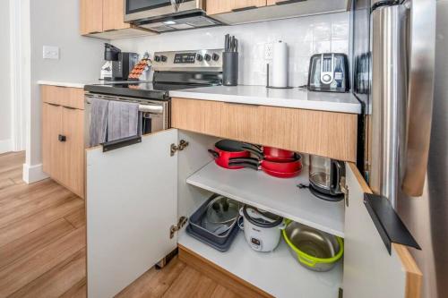 Η κουζίνα ή μικρή κουζίνα στο Prime OTR, 1 Block to TQL, Cali King Bed, Sleeps 4ppl, Free Light Rail, Smart TVs