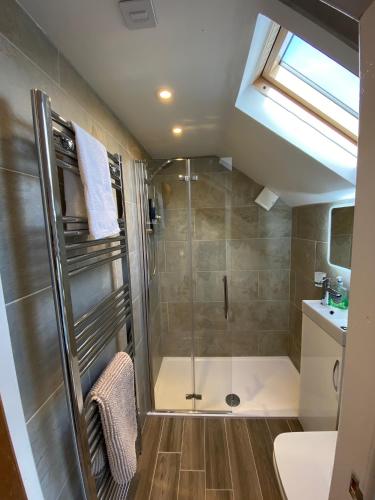 Cardiff Coach House with Hot Tub & Log Fire photo 9