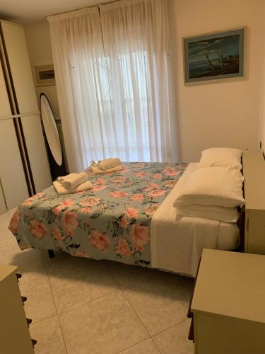 a bedroom with a bed and a window at LINDA MARINA appartamento in Rimini