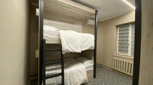 Ένα ή περισσότερα κρεβάτια σε δωμάτιο στο Happy Moments Hostel
