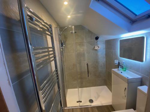 Cardiff Coach House with Hot Tub & Log Fire photo 12