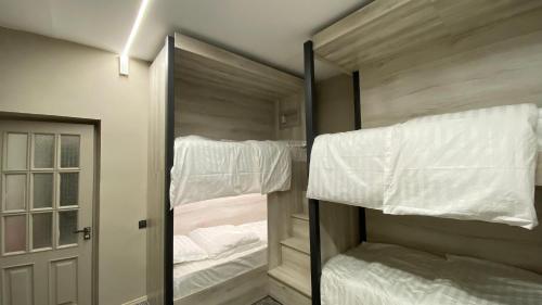 Ένα ή περισσότερα κρεβάτια σε δωμάτιο στο Happy Moments Hostel