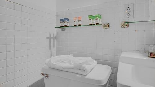 Et badeværelse på Frida Kahlo Studio South Beach Hideaway for Two