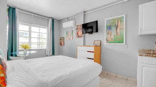 En eller flere senge i et værelse på Frida Kahlo Studio South Beach Hideaway for Two