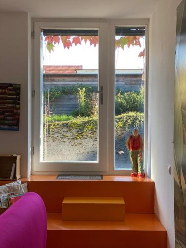 a window in a room with a statue in front of it at Wohnen zwischen Therme und Golf in Bad Waltersdorf