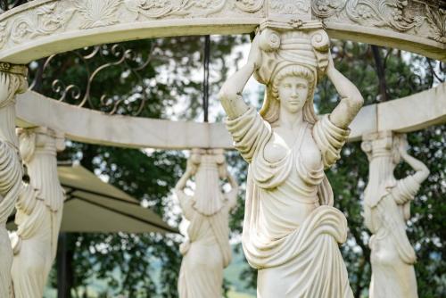 a statue of a woman with her hands on her head at Borgo Di Celle in Città di Castello