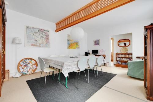 une salle à manger blanche avec une table et des chaises dans l'établissement GOBELINS-Saint Médard, à Paris