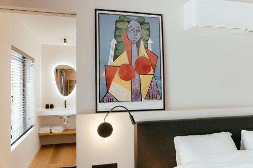 a bedroom with a bed and a painting on the wall at Ruime en Zonnige 5 sterren Vakantiewoning SVN7tien in Doornhoek