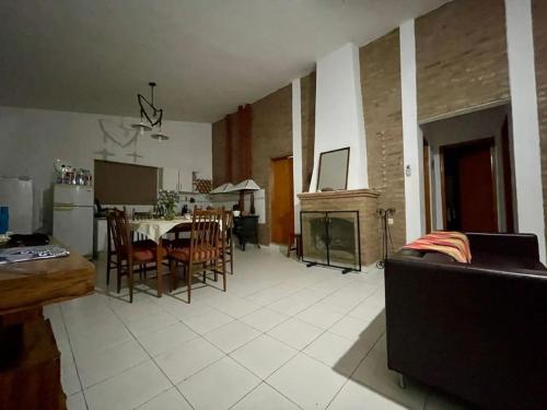 eine Küche und ein Wohnzimmer mit Tisch und Stühlen in der Unterkunft Casa Entera in Cordoba