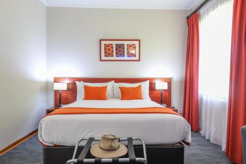 Postel nebo postele na pokoji v ubytování Cresta Botsalo Hotel