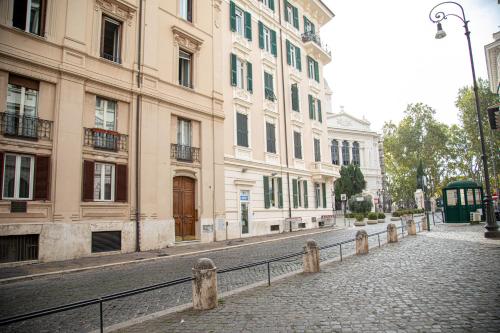 una calle adoquinada con edificios altos en una ciudad en Roxy luxury house Rome, en Roma