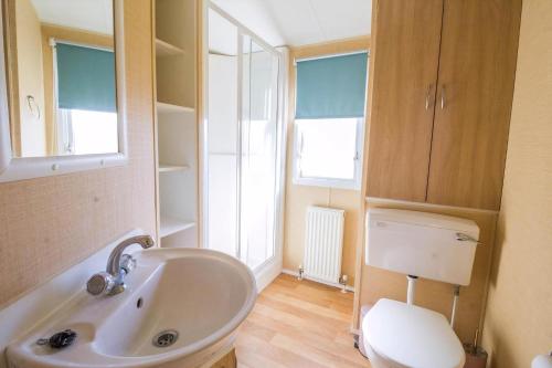 Ένα μπάνιο στο 4 Berth Caravan For Hire At Sunkist Holiday Park Near Skegness Ref 42084S