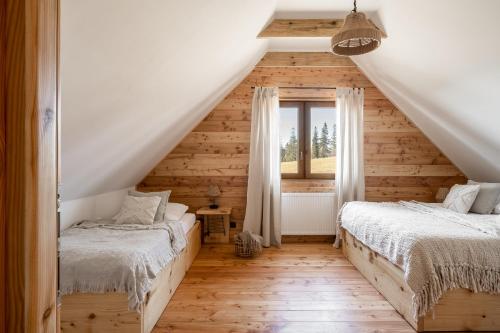Mokosz في PyzÃ³wka: كان هناك سريرين في غرفة نوم علوية وبجدران خشبية