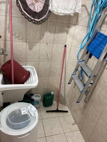 Apartamento Aviação PG في برايا جراندي: حمام مزود بمرحاض وبعض الخراطيم