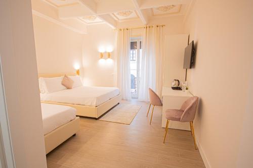 Un dormitorio con una cama y un escritorio con televisión. en Roxy luxury house Rome, en Roma