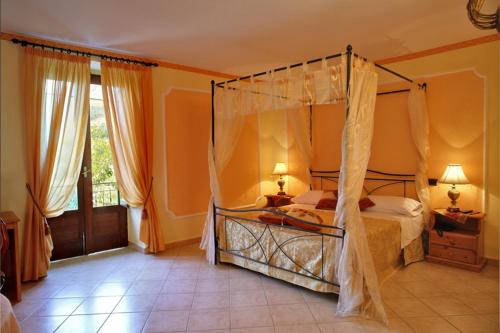 サンターガタ・デ・ゴーティにあるLa Perla del Sannioのベッドルーム1室(天蓋付きベッド1台付)