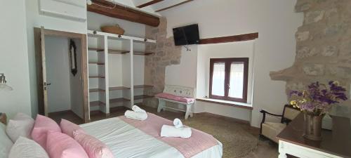 a bedroom with a bed with two towels on it at Apartamentos Casa de los Galeote in Baeza