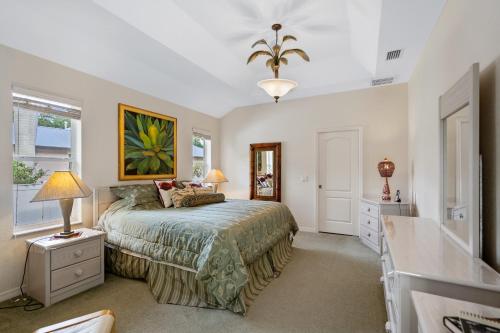 ein Schlafzimmer mit einem Bett, einer Kommode und einem Fenster in der Unterkunft Florida Beach Villa Heated Pool in Nokomis