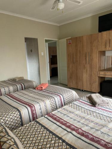 Katil atau katil-katil dalam bilik di Acquila Guest House