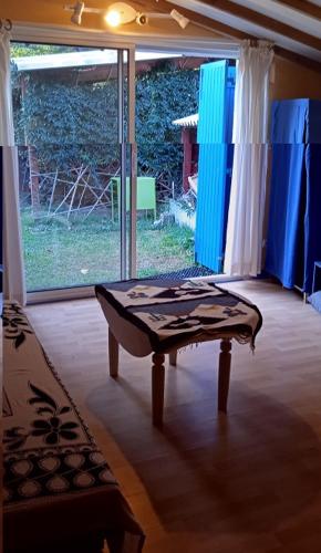 une chambre avec une table devant une fenêtre dans l'établissement La restanque, à La Tour-dʼAigues