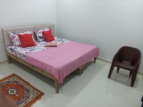 Giường trong phòng chung tại Kedar Guest House Ayodhya