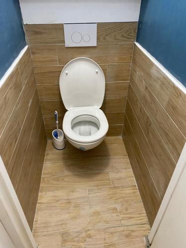 - une petite salle de bains avec toilettes dans une cabine dans l'établissement P2 Nîmes ,7 rue Saint Catherine, à Nîmes