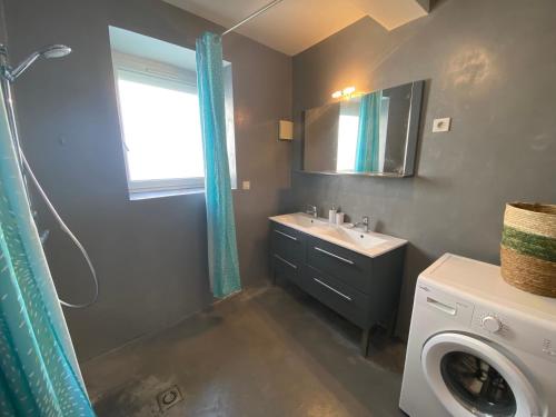 une salle de bain avec un lavabo et une machine à laver dans l'établissement P2 Nîmes ,7 rue Saint Catherine, à Nîmes