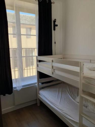 une chambre avec un lit superposé et une fenêtre dans l'établissement Studio centre de Sedan, à Sedan