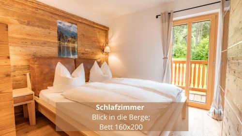 Posteľ alebo postele v izbe v ubytovaní Chalet WaldHäusl luxuriöse Ferienwohnungen mit Sauna & Whirlpool, Kamin, Balkon oder Terrasse mit Bergblick