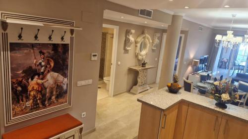 Una cocina con un gran cuadro en la pared. en Atlantico Apartment La Cala, en La Cala de Mijas