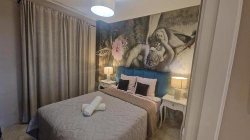 Un dormitorio con dos camas y un cuadro en la pared. en Atlantico Apartment La Cala, en La Cala de Mijas