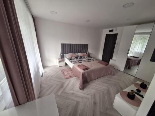 a bedroom with a large bed and a large mirror at Apartament Premium Tarnów in Tarnów