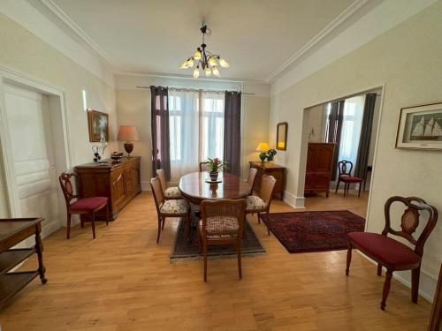un salon avec une table et des chaises de salle à manger dans l'établissement Villa de la Semm - Iconique à Colmar avec parking, à Colmar