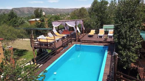 サン・アントニオ・デ・アレドンドにあるAltos del Mayuのラウンジチェア付きのスイミングプール、スイミングプール付きのデッキを提供しています。