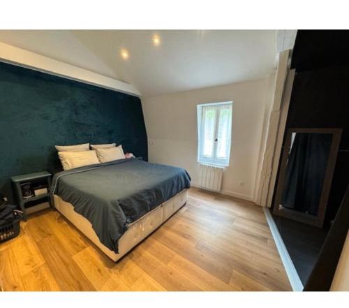 une chambre avec un grand lit dans une pièce dans l'établissement Maison de ville impériale, à Compiègne